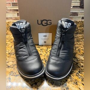 UGG Lakesider Zip Ankle Boot
Size 6.5.